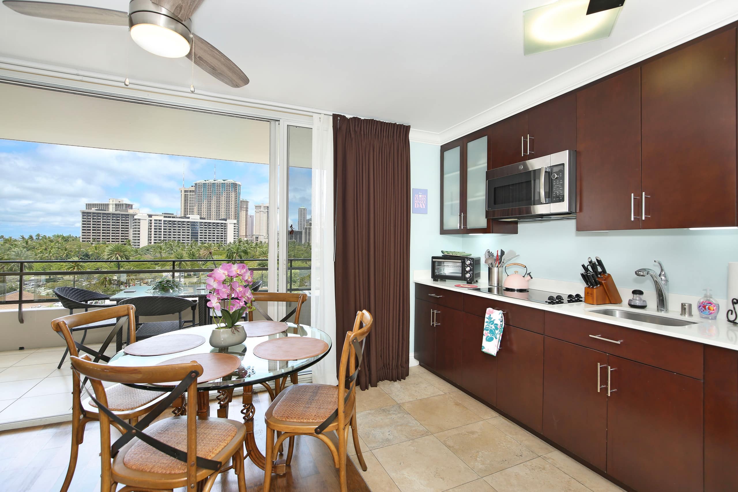 Condo in Honolulu · ★4.75 · 2 bedrooms · 4 beds · 1 private bath - Image 13
