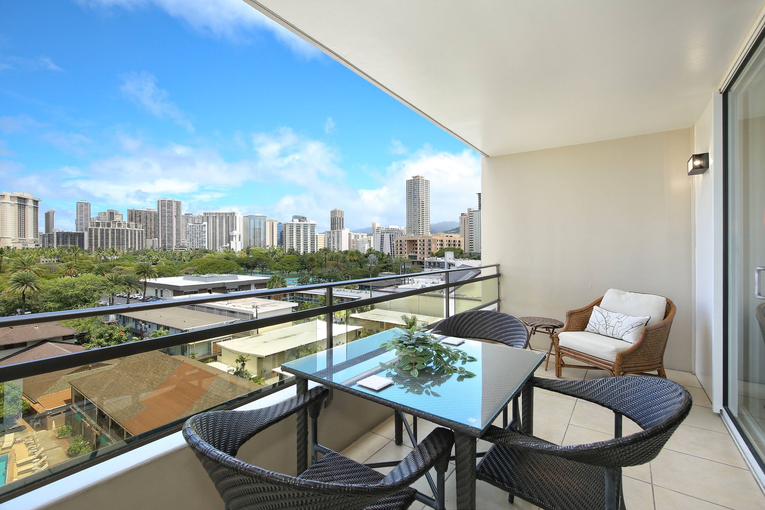 Condo in Honolulu · ★4.75 · 2 bedrooms · 4 beds · 1 private bath - Image 25