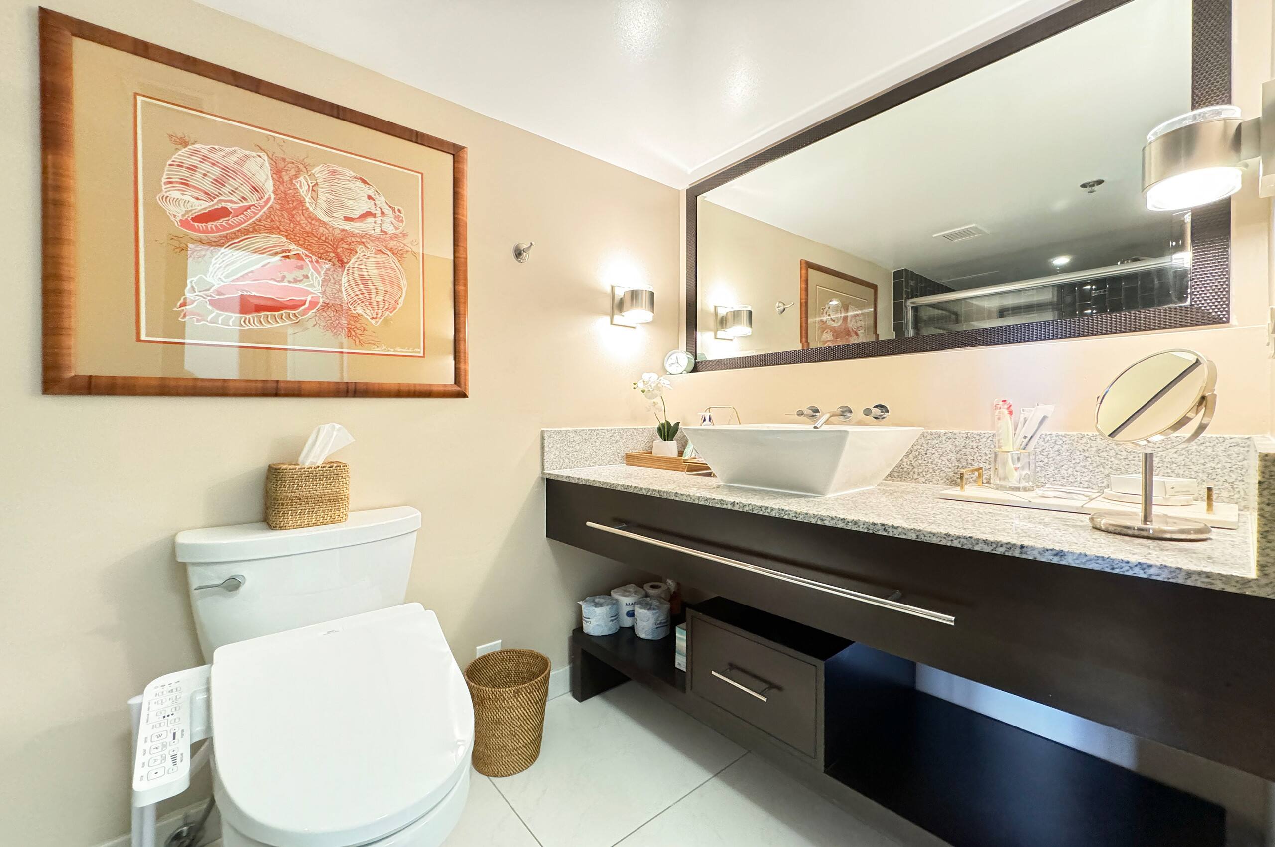 Condo in Honolulu · ★4.75 · 2 bedrooms · 4 beds · 1 private bath - Image 20