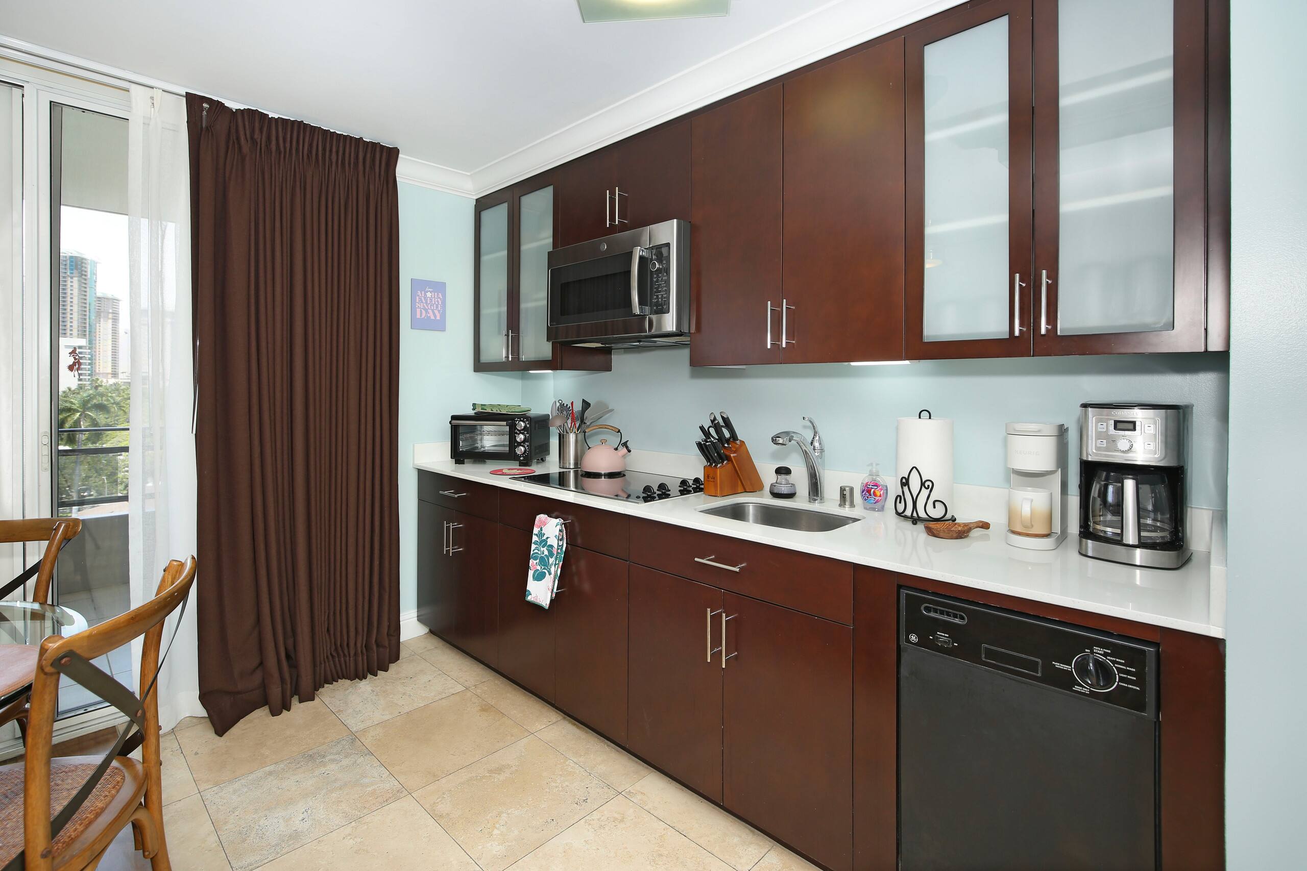 Condo in Honolulu · ★4.75 · 2 bedrooms · 4 beds · 1 private bath - Image 11