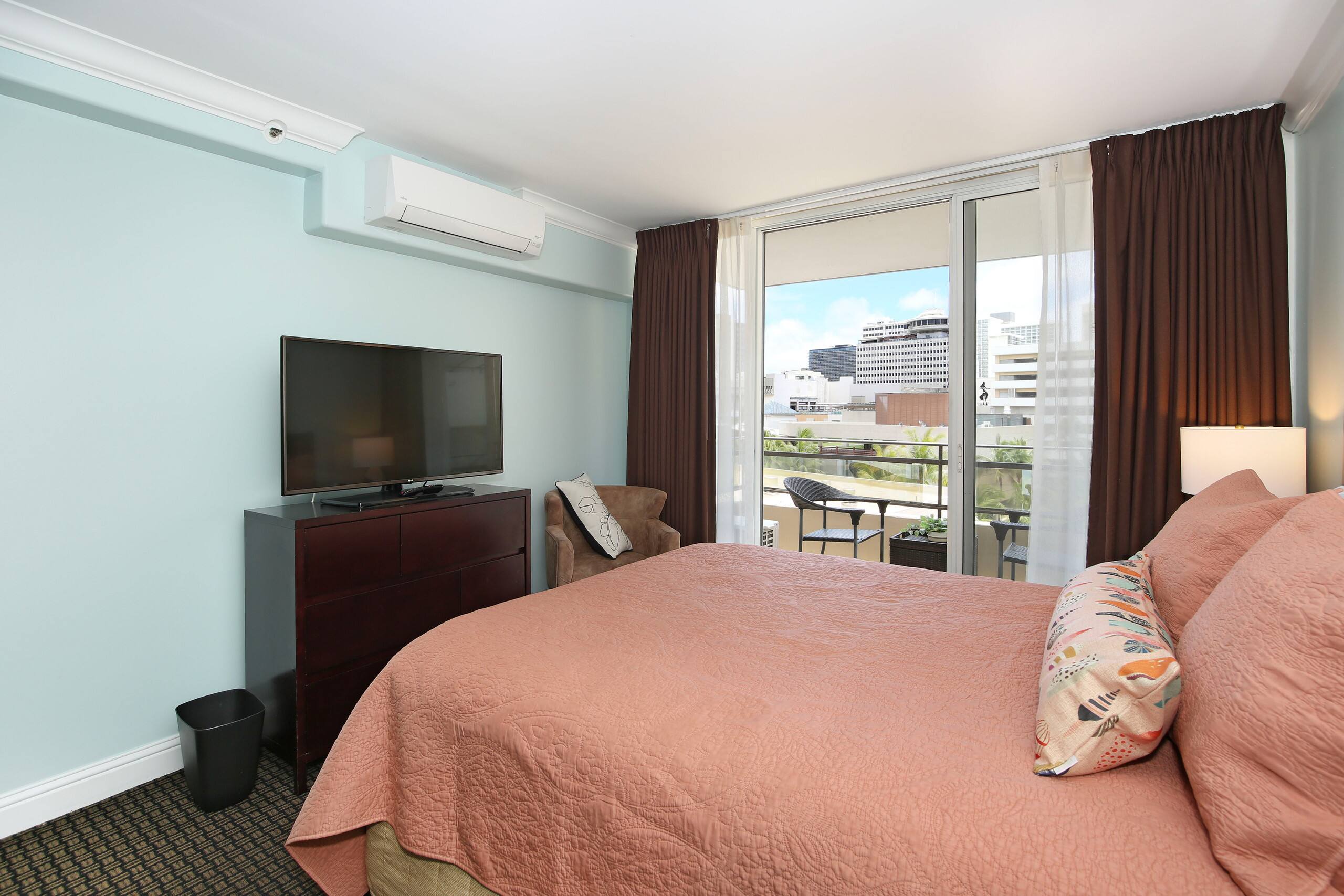 Condo in Honolulu · ★4.75 · 2 bedrooms · 4 beds · 1 private bath - Image 15