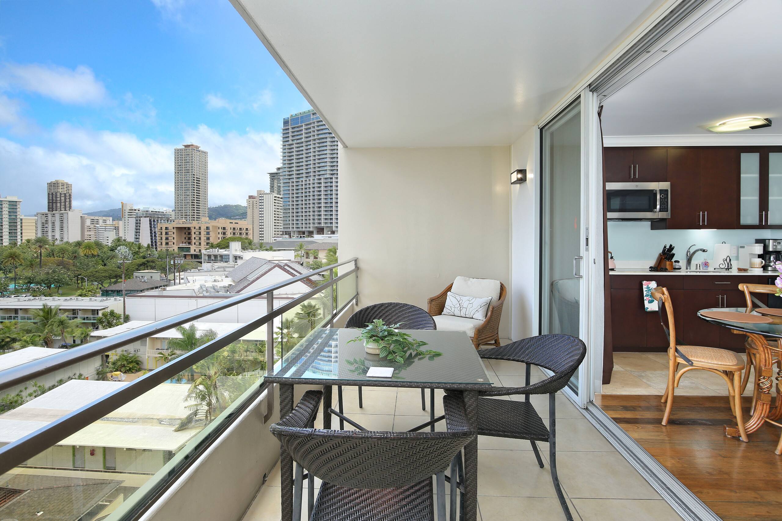 Condo in Honolulu · ★4.75 · 2 bedrooms · 4 beds · 1 private bath - Image 26
