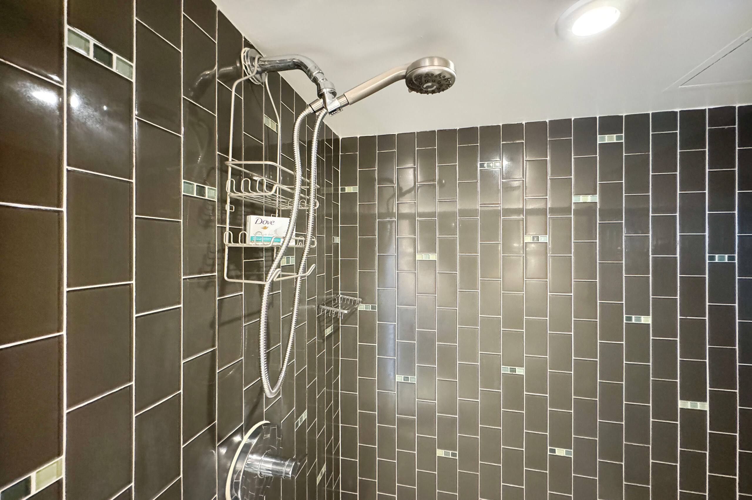 Condo in Honolulu · ★4.75 · 2 bedrooms · 4 beds · 1 private bath - Image 19