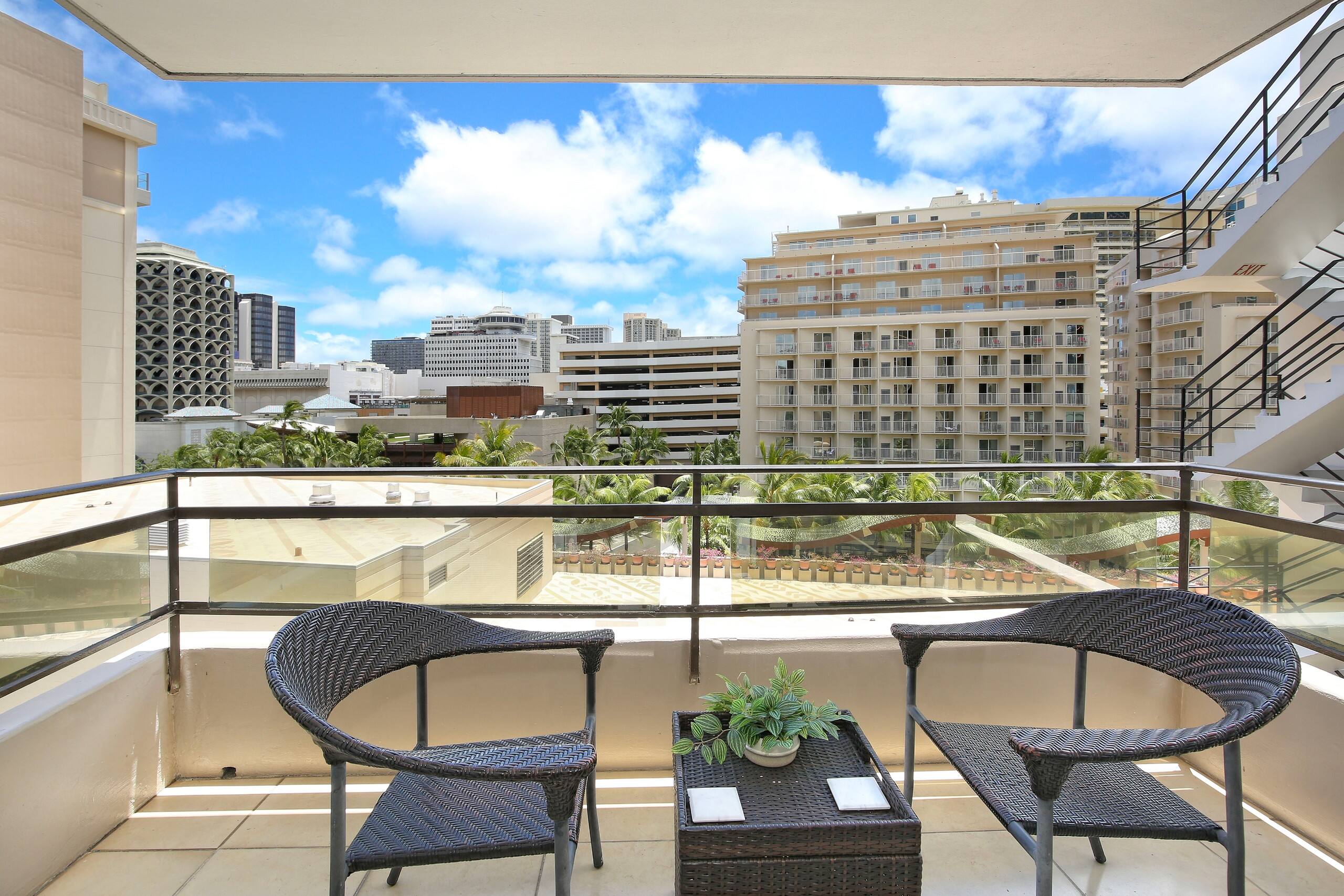Condo in Honolulu · ★4.75 · 2 bedrooms · 4 beds · 1 private bath - Image 27