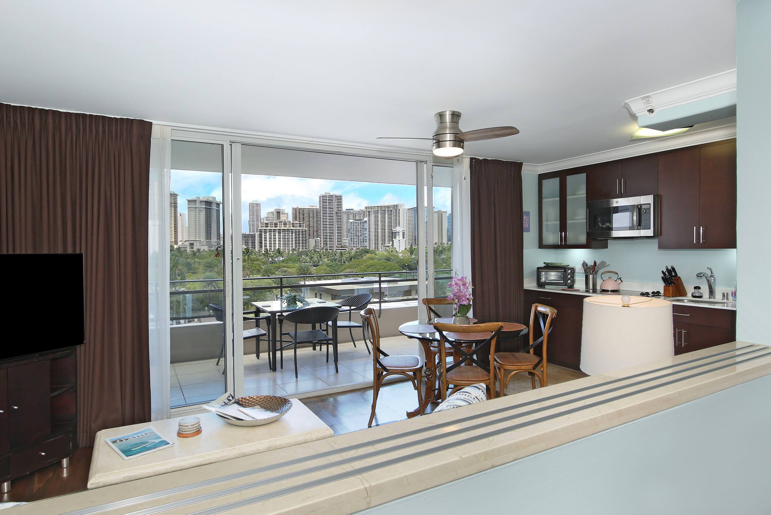 Condo in Honolulu · ★4.75 · 2 bedrooms · 4 beds · 1 private bath - Image 8