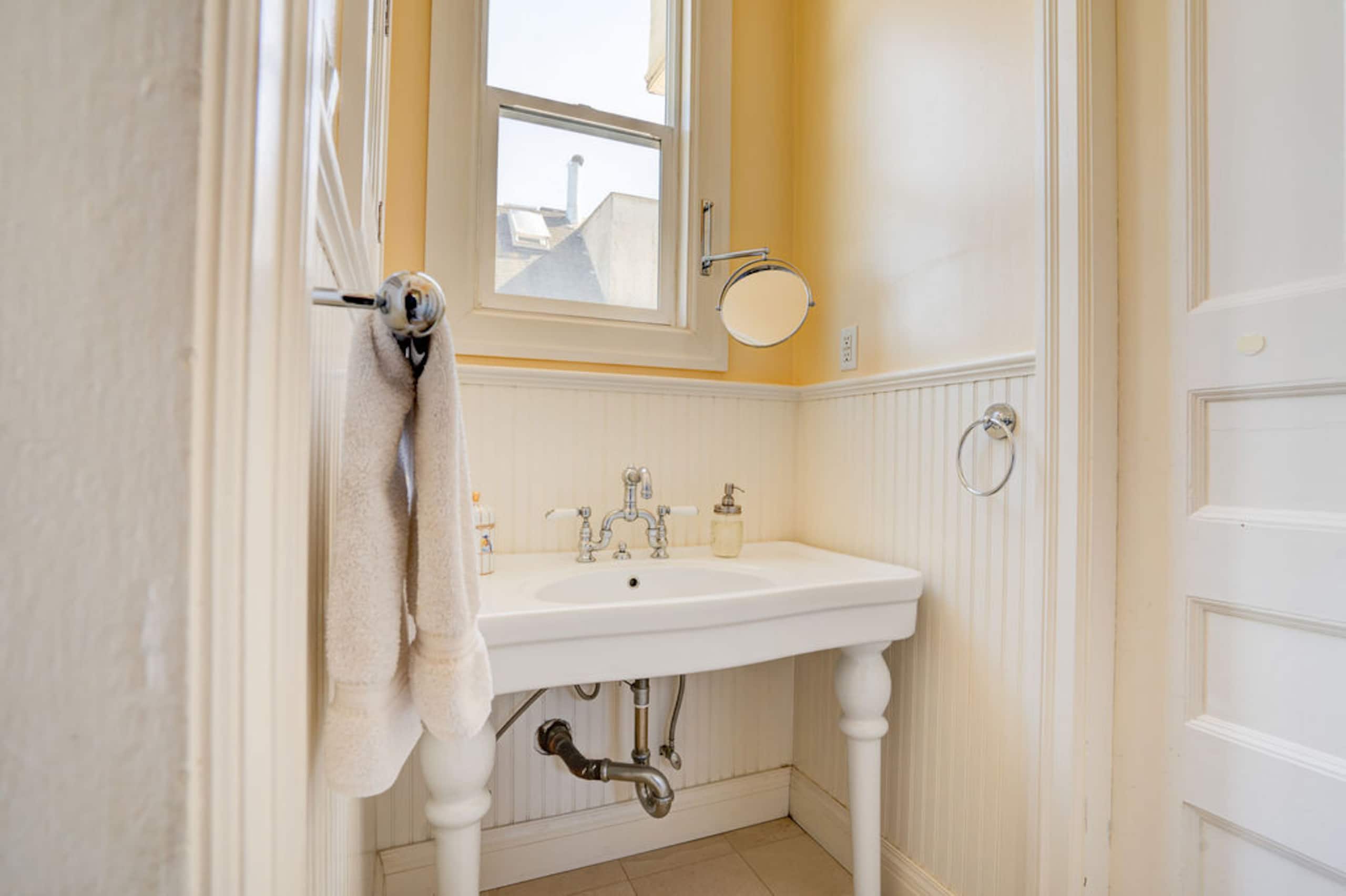 Home in San Francisco · ★4.95 · 4 bedrooms · 4 beds · 3 baths - Image 17
