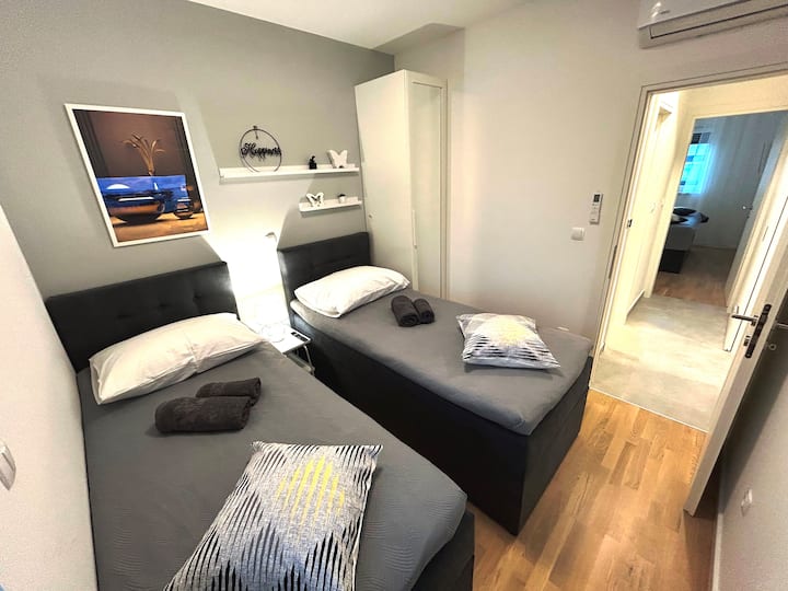 Posteľ môže byť nakonfigurovaná ako prepojená manželská posteľ (200 cm x 180 cm) alebo 2 samostatné jednolôžka (200 cm x 90 cm).