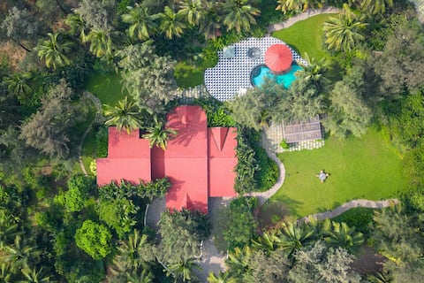 StayVista Sea Breeze – Beachfront 5BR Villa