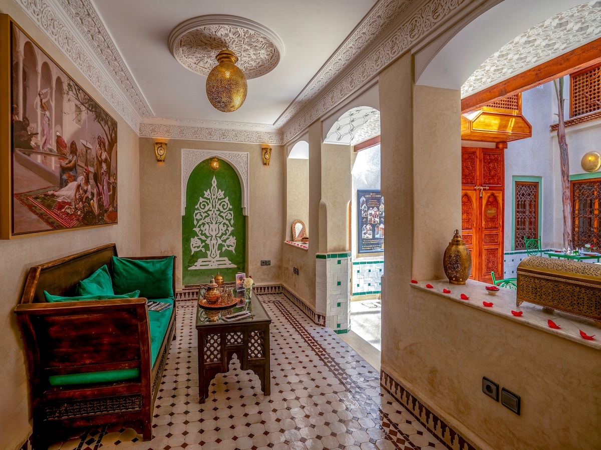 Chambre élégante et spacieuse avec lit king-size et décoration marocaine raffinée.