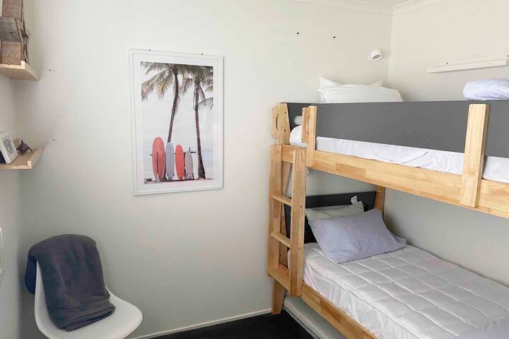 Dormitorio 3, litera y albornoces empotrados