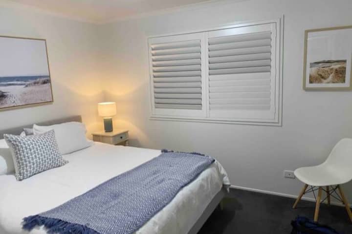 Dormitorio principal con cama tamaño king y baño privado, calefacción por conductos y refrigeración por evaporación. 