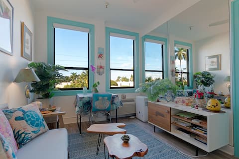 Popular Airbnb listing: Palm Beach Island One Bedroom-King•Pool•Wifi•Prkng in Palm Beach