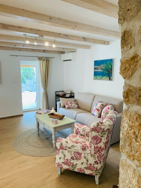 Top Airbnb: Casa di Nika-charming stone villa with heated pool in Selce