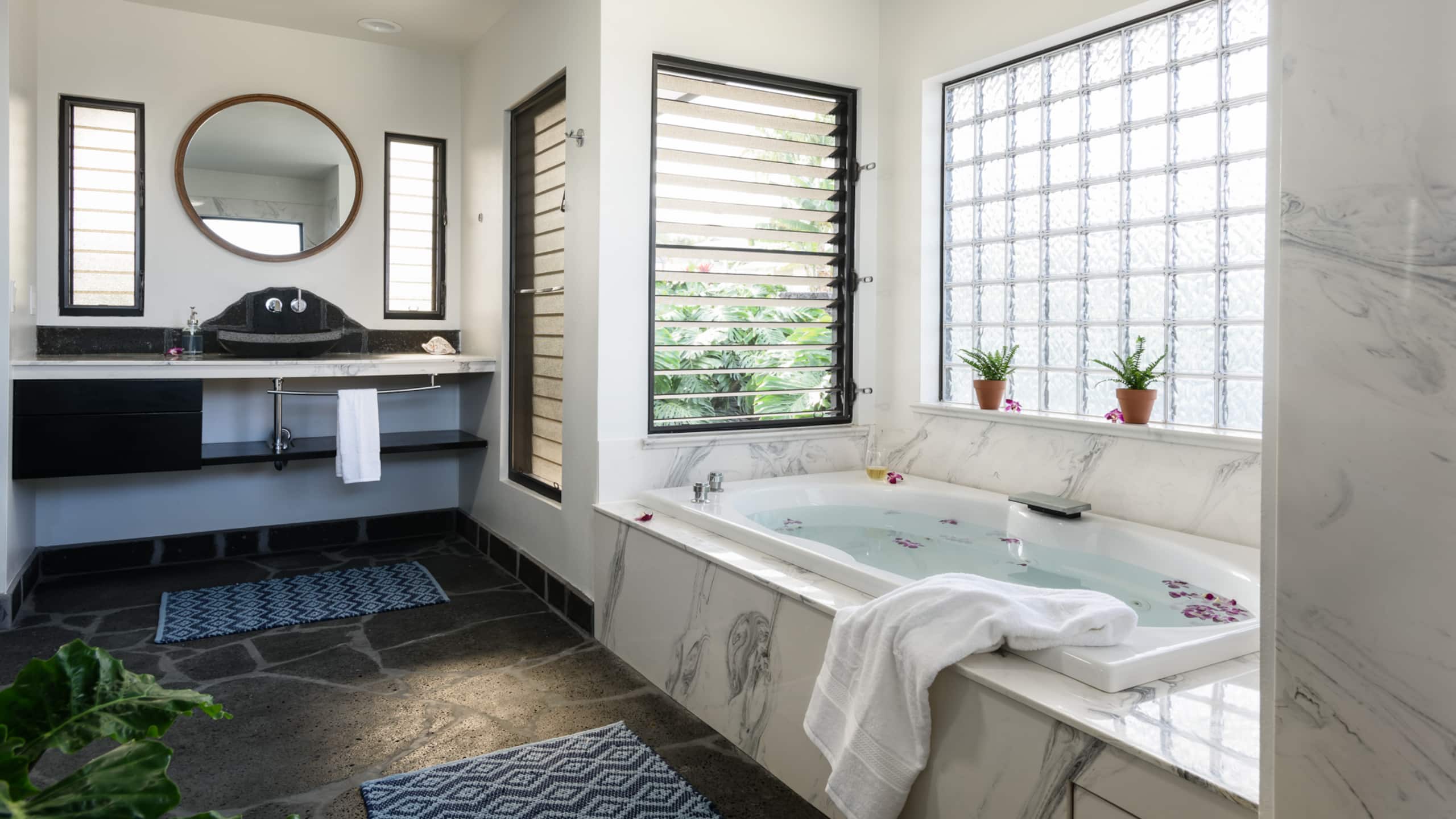 Home in Kailua-Kona · ★4.71 · 5 bedrooms · 7 beds · 4 baths - Image 7