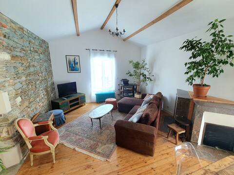 Annonce Airbnb populaire: Authentic and atypical apartment in the heart of X de Vie à Saint Gilles Croix De Vie