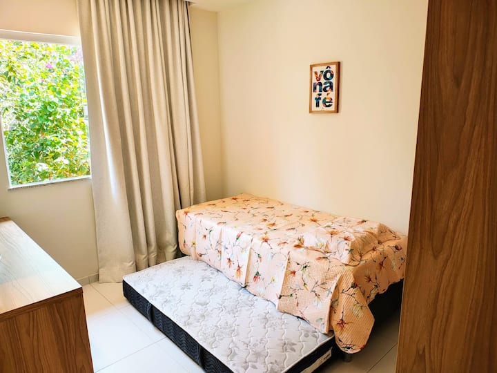 Pomoćni apartman s klima-uređajem i ormarićima.