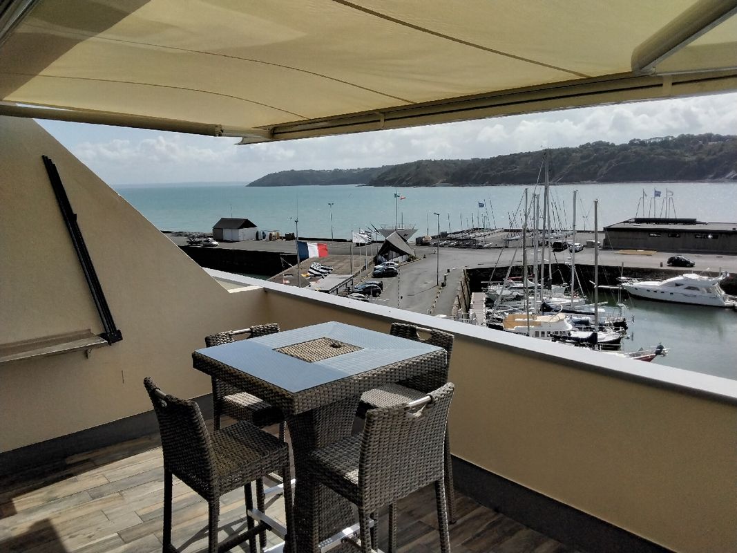 Airbnb performant: Seaside apartment, beach and harbor view in Binic à Binic étables Sur Mer