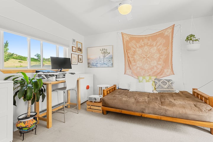 مكتب مع مكتب قابل للتحويل مع إطلالة جميلة على جبل تيبل