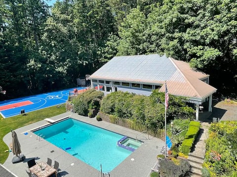 Poolside Retreat with Hot Tub, Sports Court & Pets