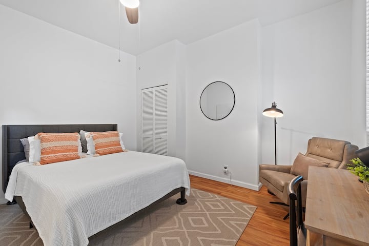 Spavaća soba s bračnim krevetom na prvom katu i radnim stolom