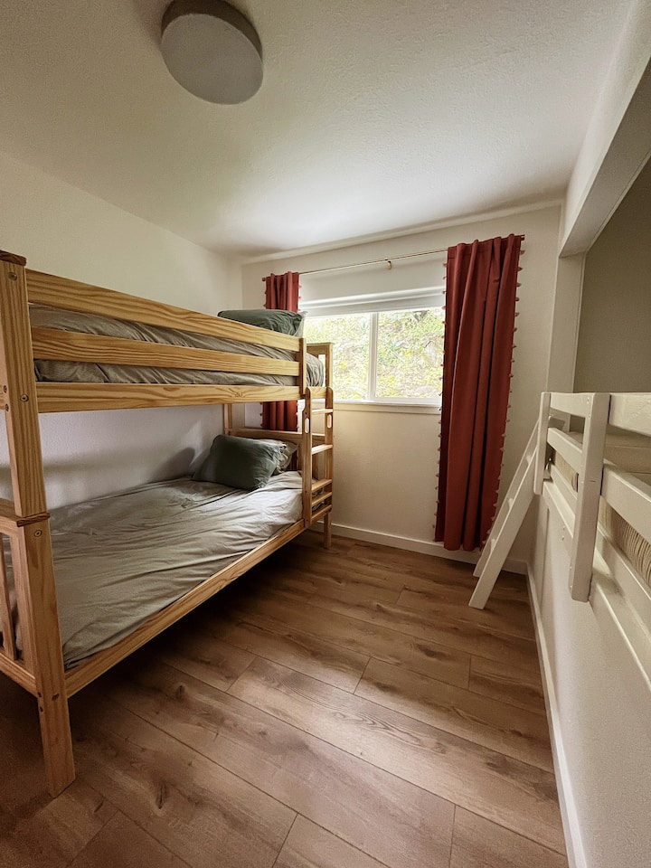 Perfecto para niños o huéspedes adicionales, este dormitorio tiene una litera y un acogedor rincón de lectura.