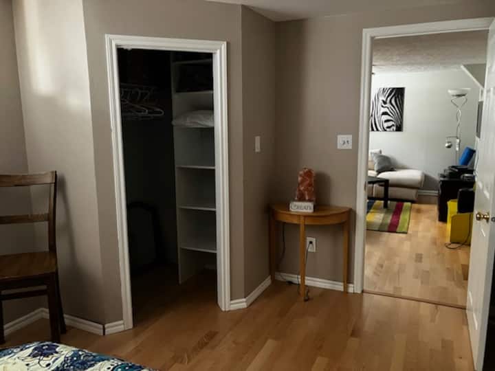 חדר שינה עם סלון צמוד פרטי. 