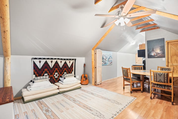 ในห้องนั่งเล่นมีเสื่อทาทามิหญ้าธรรมชาติ 2 อันและฟูก 2 อัน  นี่คือการนอนแบบญี่ปุ่นดั้งเดิม  ก่อนจองที่พัก โปรดพิจารณาอย่างรอบคอบว่ารูปแบบการนอนนี้เหมาะกับคุณหรือไม่