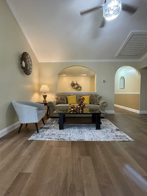 Top performing Airbnb: Welcome to our newl renovated in Arlington