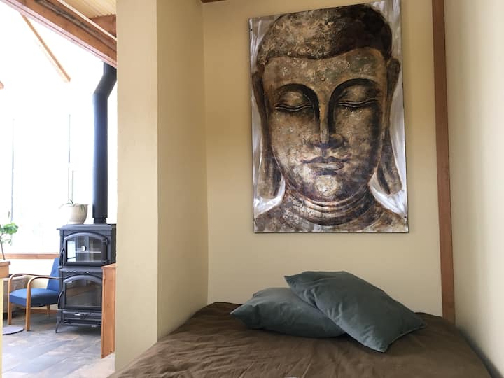 På första våningen finns en mysig sovalkov med 120 cm bred säng. Dra för draperiet, rulla ner mörkläggningsgardinen och somna i stillhet, omgiven av grönska och orangeriets lugna atmosfär. En rofylld plats för vila och återhämtning.