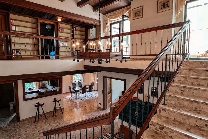 Big quiet Villa with pool and garden