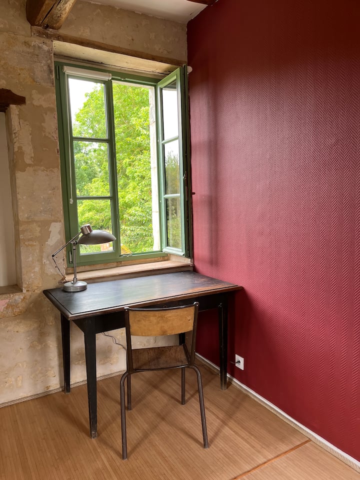 مساحة مكتبية في غرفة النوم