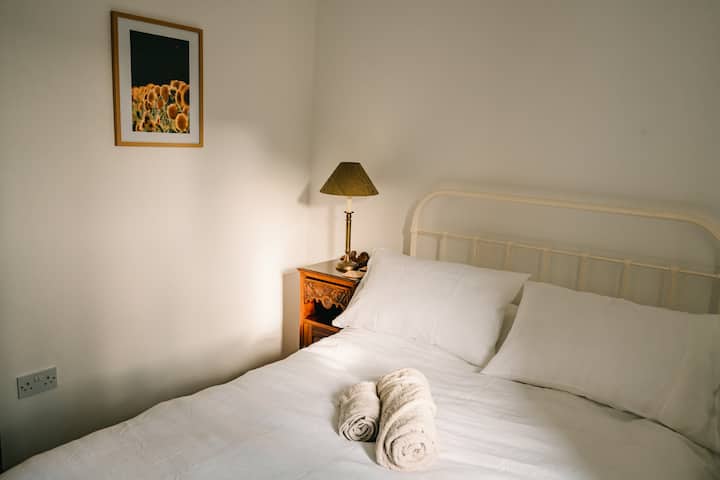 חדר שינה שלישי עם מיטה זוגית.