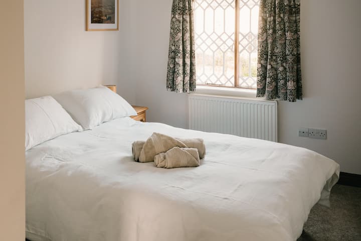 חדר שינה שני עם מיטה זוגית.