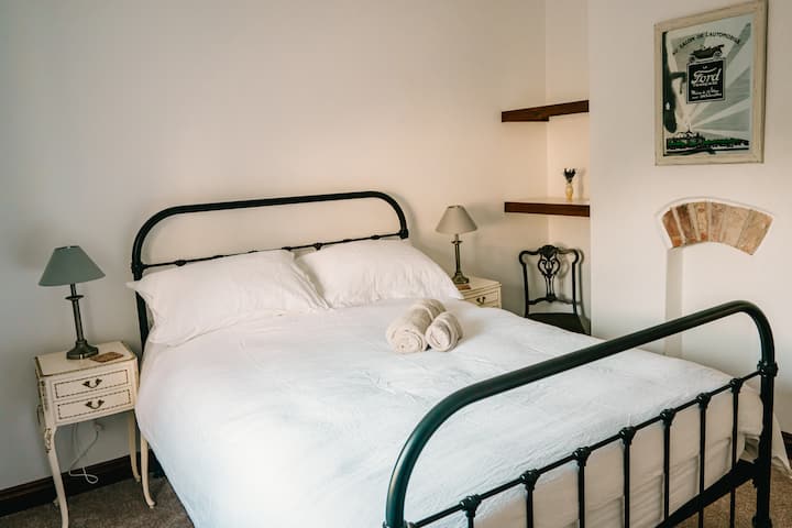 מיטת קינג סייז בחדר השינה הראשי. כל חדרי השינה כוללים אחסון מובנה עם מעקות תלויים.