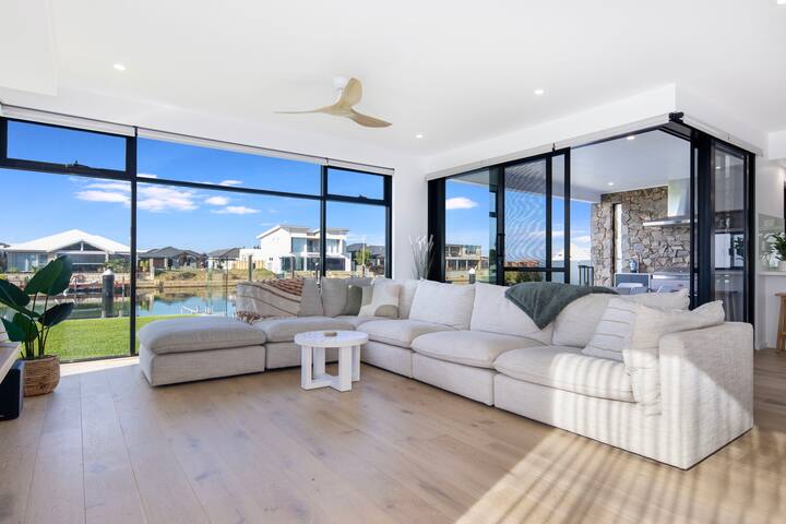 Ultimate Luxury on the waterfront gallery image 3