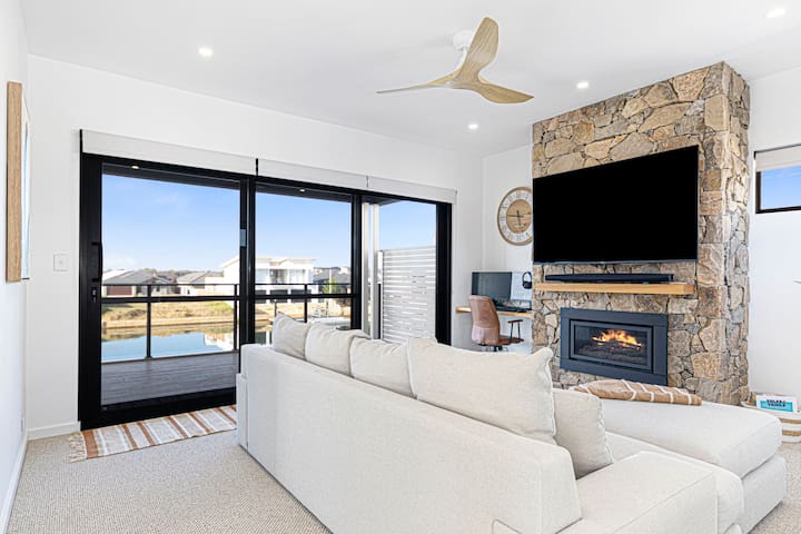 Ultimate Luxury on the waterfront gallery image 2