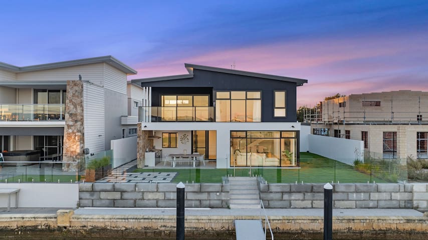 Ultimate Luxury on the waterfront