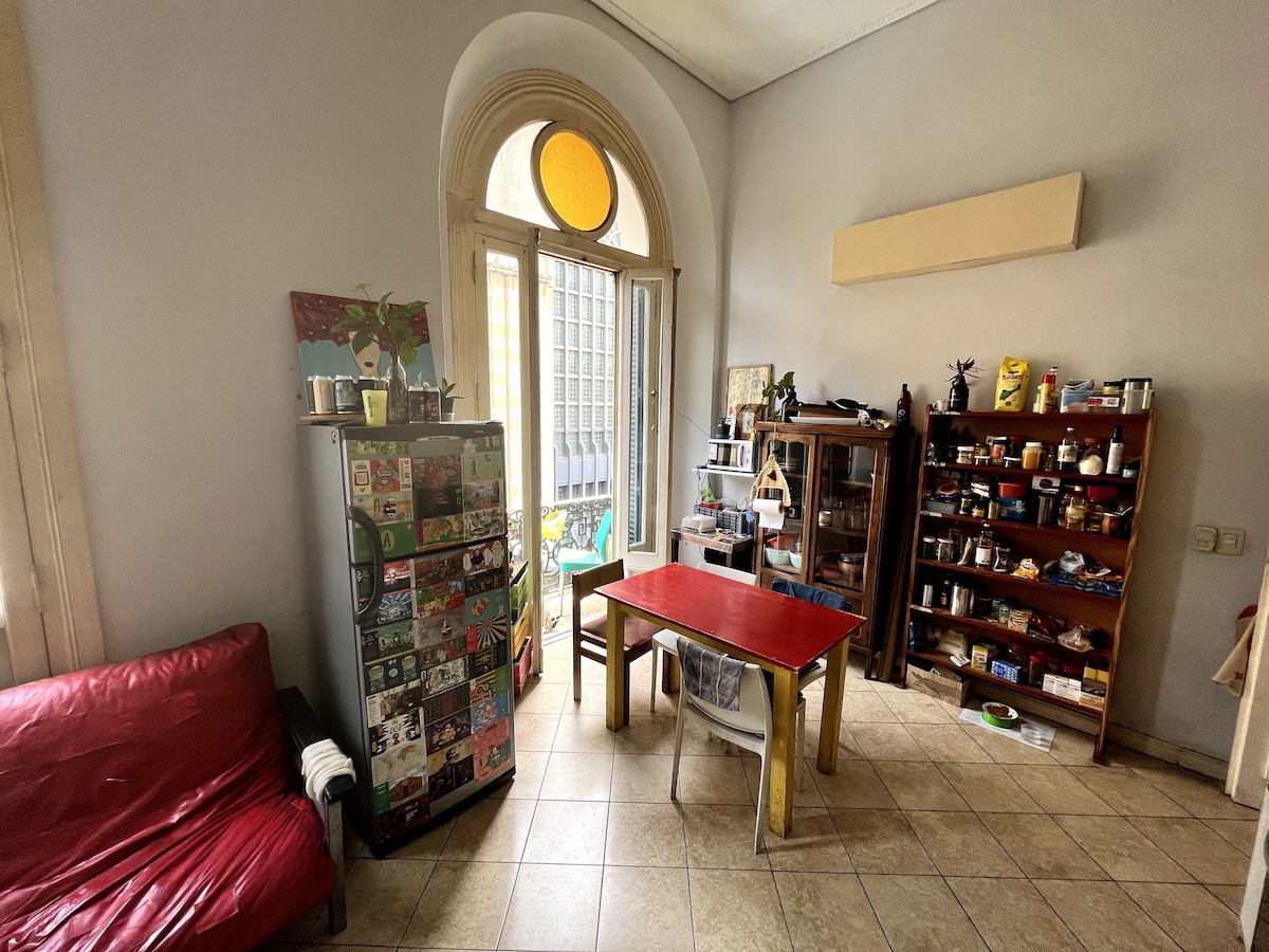 Quarto em apartamento com terraço em Abasto