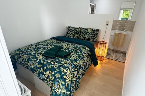 Successful Airbnb property: Bedroom 1 + private bathroom + separate entrance in Anderlecht