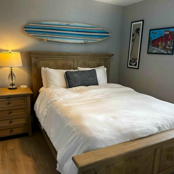 Спална соба 2 со бања спроти ходникот.  Вклучува паметен телевизор монтиран на таванот.