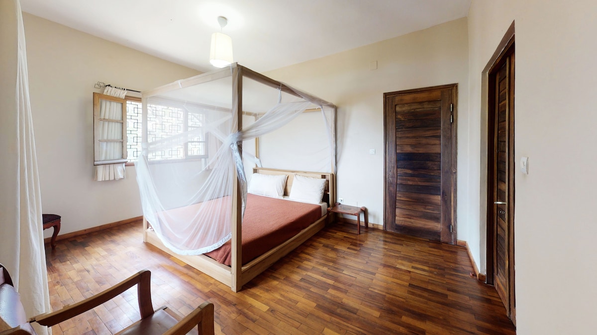 ห้องนอนใหญ่พร้อมเตียงคิงไซส์