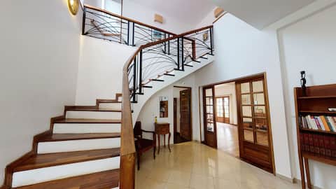 Spacious 4BR villa near services w/ big garden