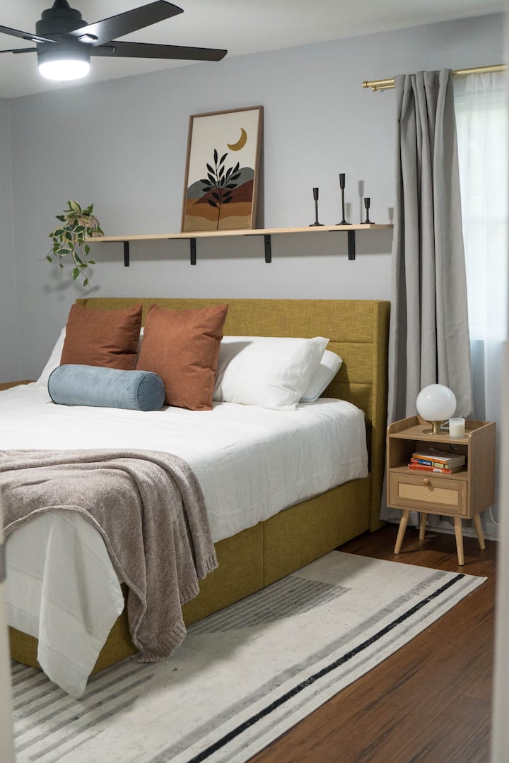Chambre principale avec lit King Size et rangement supplémentaire en dessous. Draps de luxe moelleux et moelleux avec oreillers durs et moelleux. Rideaux occultants pour vous sentir confortable et idéal pour faire la sieste ! Des rideaux transparents qui donnent de l'intimité, mais permettent toujours à la lumière de filtrer !