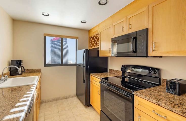 On the Strip, 2brd/2bath FULL Apartment gallery image 5