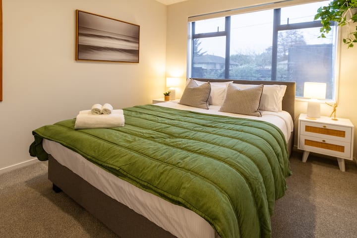 מצעים רכים וכריות נוחות מוסיפים לאווירה המזמינה, מה שהופך אותו למקום מפלט מושלם לרגיעה. מעוטר בציור מרגיע שמוסיף מגע של שלווה לחלל.