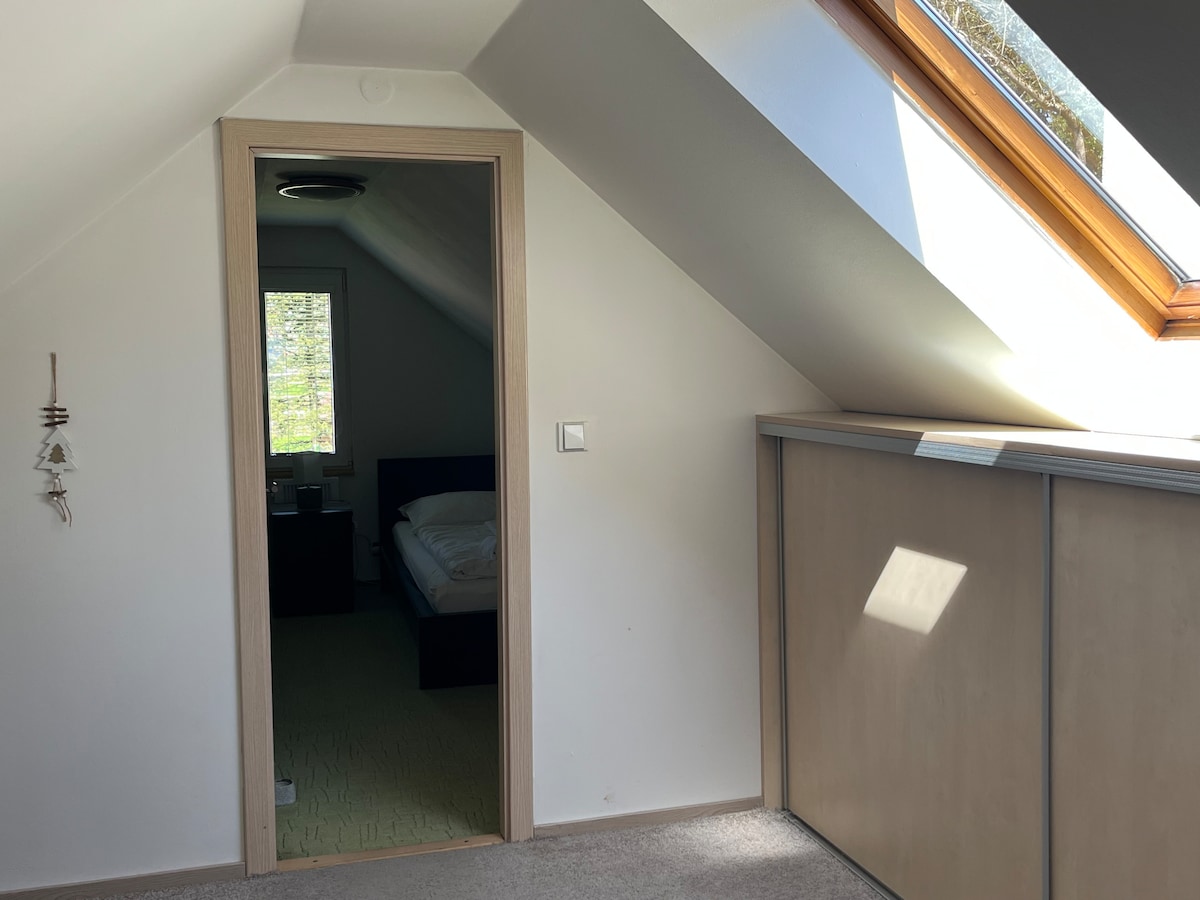 مدخل الطابق العلوي مع خزانات ملابس مدمجة ومدخل إلى 3 غرف نوم.
في الصورة، غرفة نوم واحدة منفصلة لشخصين.