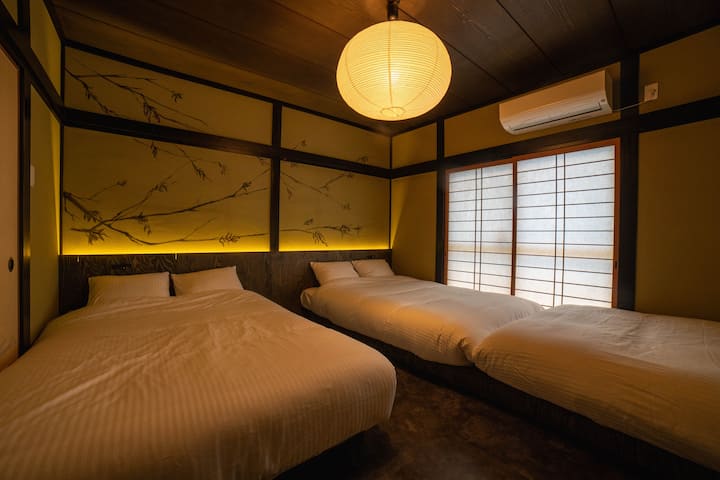 Drie tweepersoonsbedden.Je kunt de ouderwetse Japanse sfeer ervaren.In de ochtend is er een aangenaam licht van de shoji.Je kunt de sfeer van het Japanse leven en de kamer proeven