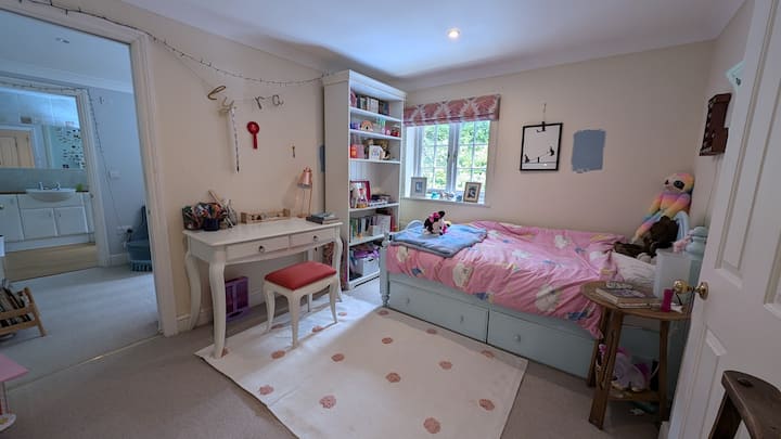 Jednolôžková spálňa vedúca do spálne 4 a veľká vlastná kúpeľňa s vaňou a WC, plne vybavená pre malé deti.