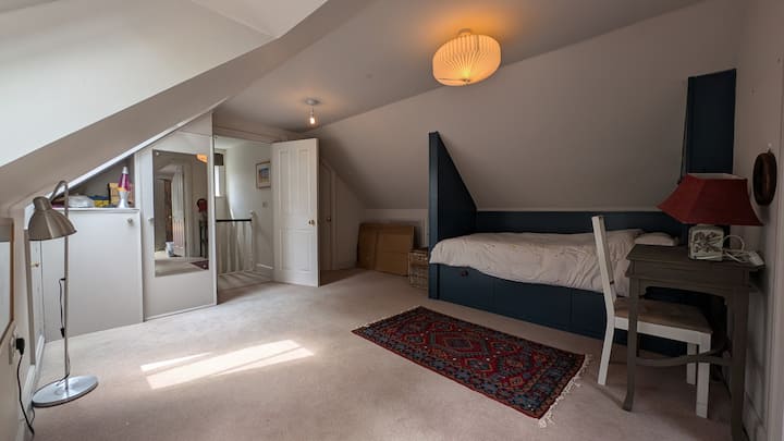 Vstavané jednolôžko na 3. poschodí so sprievodnou vlastnou kúpeľňou