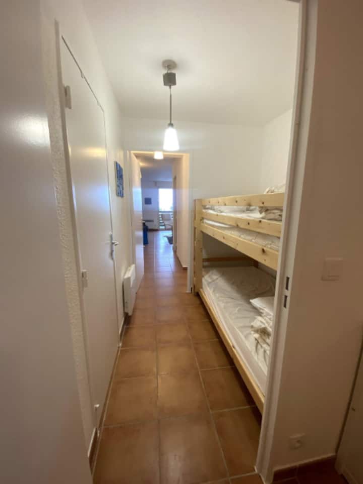 Una cabina para 2 personas, con una litera (2 colchones de 90 x 200). Con calefacción, edredones y almohadas 